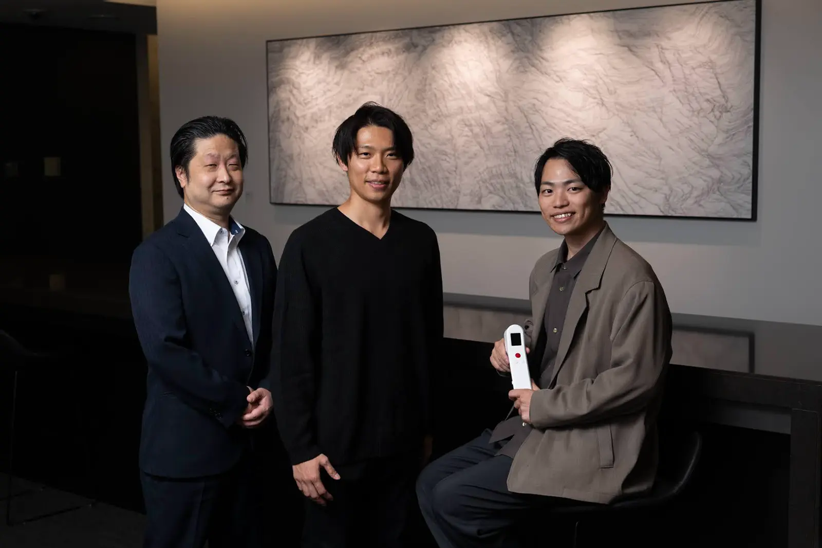 （写真左から）株式会社マグナ・ワイヤレス プロジェクト推進室 シニアコンサルタント 高宮正治氏、同社同室 コンサルタント 斎藤脩平氏、Milk.株式会社 代表取締役CEO 中矢大輝氏