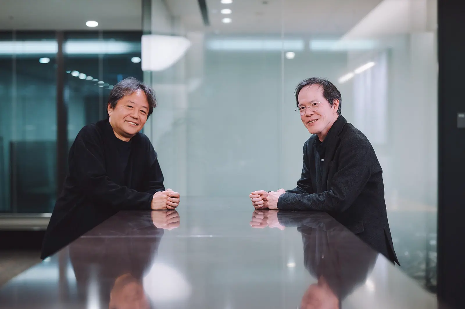 （写真左から）テレポート株式会社 代表取締役CEO 平野友康氏、インフォシティグループ 株式会社ビットメディア 代表取締役社長 高野雅晴氏