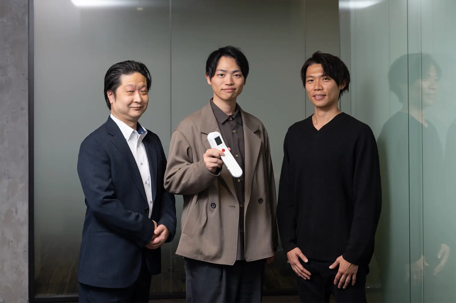 (写真左から)株式会社マグナ・ワイヤレス プロジェクト推進室 シニアコンサルタント 高宮正治氏、Milk.株式会社 代表取締役CEO 中矢大輝氏、株式会社マグナ・ワイヤレス プロジェクト推進室 コンサルタント 斎藤脩平氏